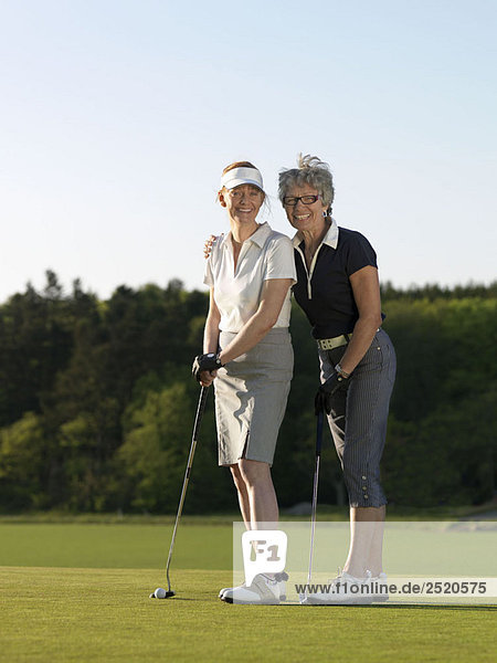 Zwei Frauen auf dem Golfplatz