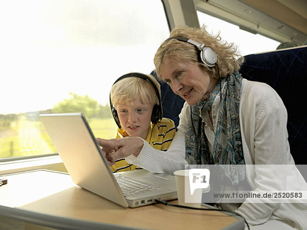 Großmutter und Enkel im Zug