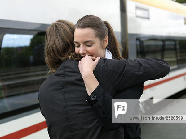 Paar umarmt den Bahnhof