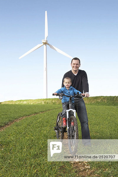 Vater und Sohn auf dem Fahrrad