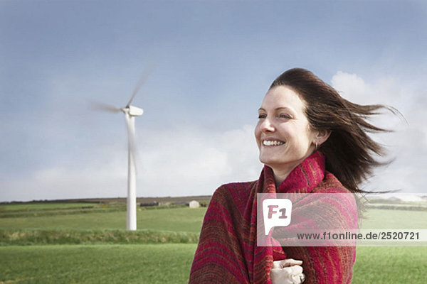 Frau mit Haaren auf einem Windpark