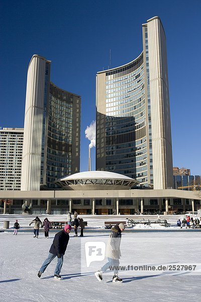 Eislaufen vor der Stadt Halle  Toronto  Ontario.