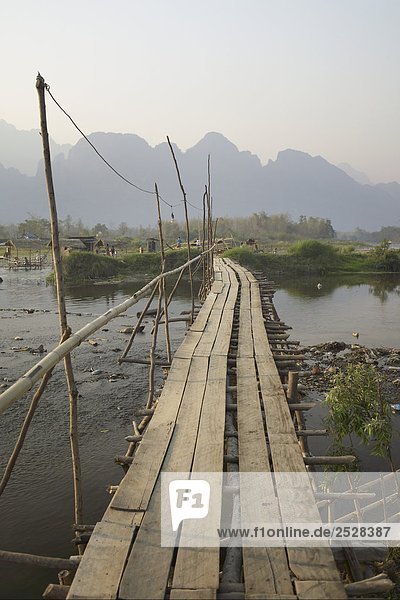 Brücke in schwimmenden Dorf  Laos