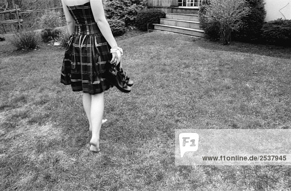 Girl Walking im Gras tragen Schuhe  Montreal  Quebec s/W