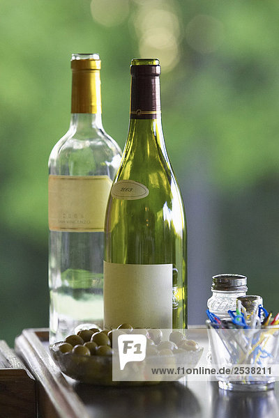 Wein und Oliven auf Tabelle