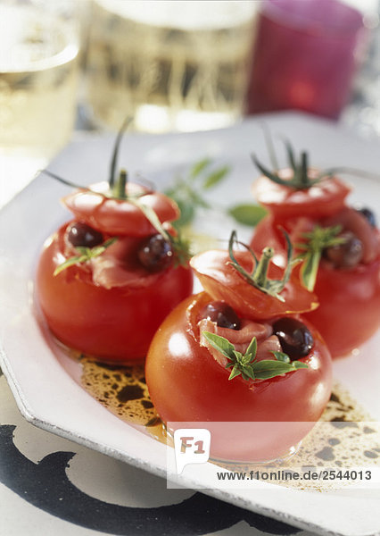 Tomaten gefüllt mit Parmaschinken und Oliven