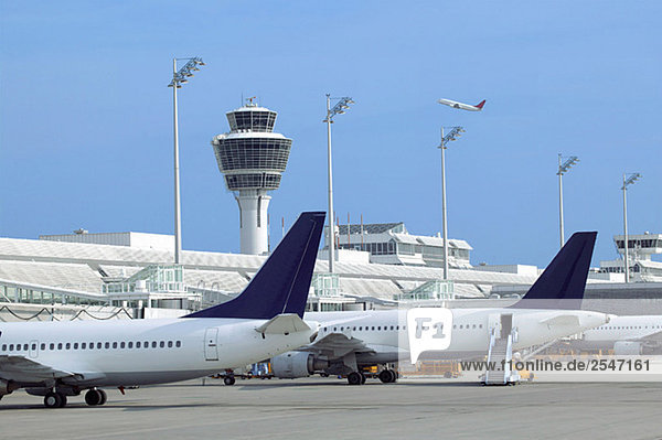 Flughafen München mit parkenden Flugzeugen