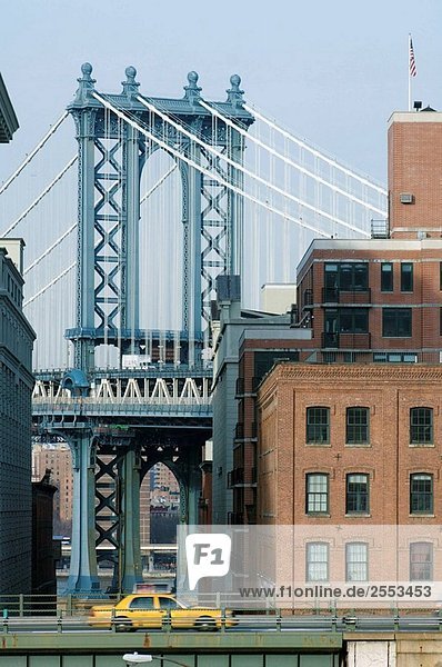 Brooklyn Bridge und Taxi im Vordergrund  NYC  USA