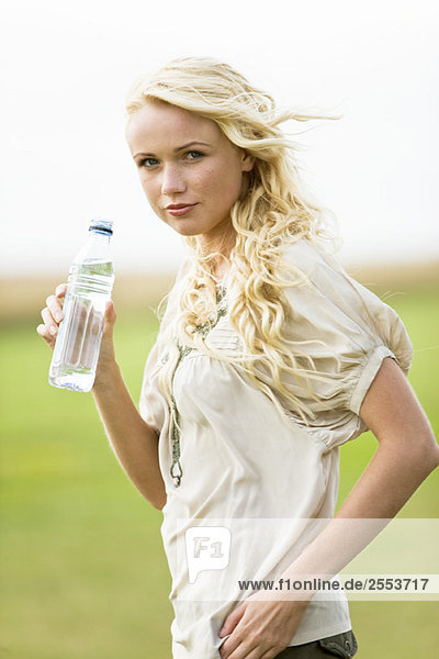 Junge Frau mit einer Wasserflasche