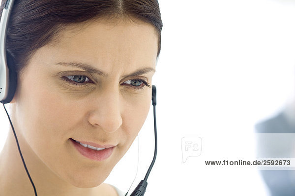 Frau mit Kopfhörer  Blick nach unten  Nahaufnahme