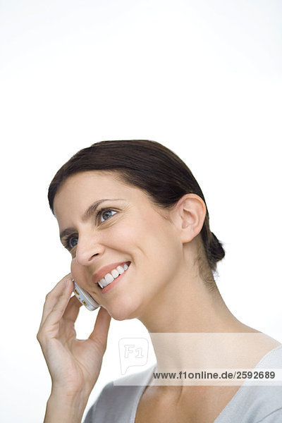 Frau mit Handy  lächelnd  Kopf geneigt