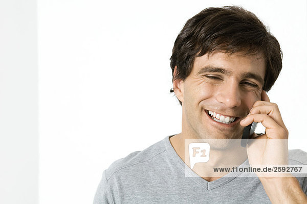 Mann mit Handy  lachend  Porträt