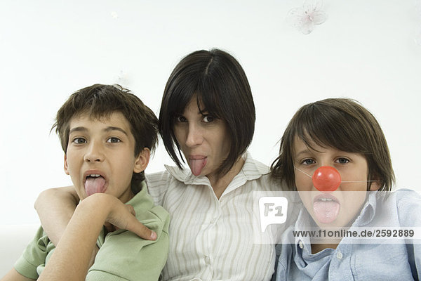 Mutter und zwei Söhne in Zungen  ein Junge mit Clownsnase