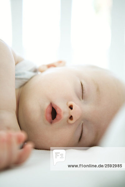 Baby schläft mit offenem Mund  Nahaufnahme