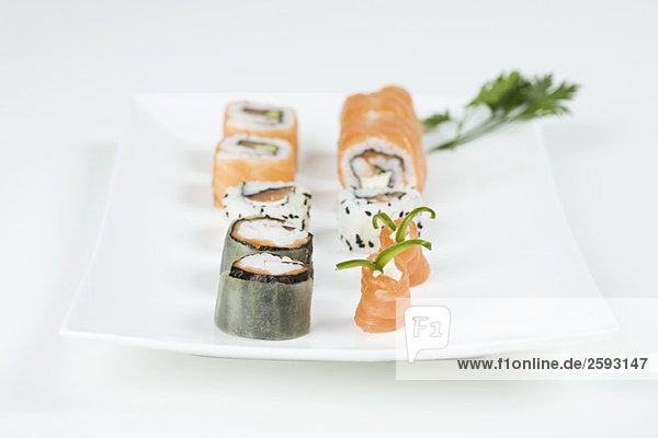 Verschiedene Maki-Sushi auf Sushi-Teller arrangiert
