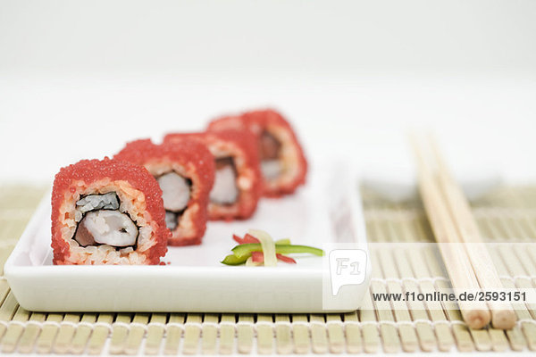 Maki Sushi gerollt in rotem fliegenden Fischrogen  Nahaufnahme