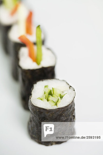 Maki-Sushi-Reihe  Nahaufnahme  Fokus auf Vordergrund