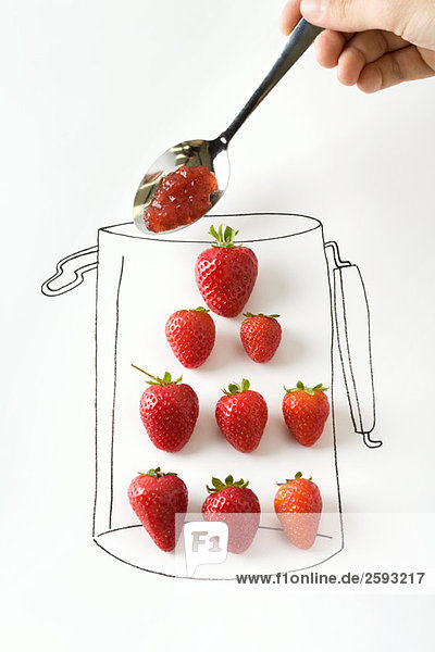 Hand haltender Löffel Marmelade über Erdbeeren in der Zeichnung des Glases