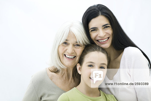 Mutter  Tochter und Großmutter lächeln vor der Kamera  Porträt