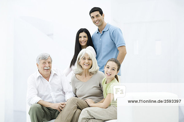 Mehrgenerationen-Familie lächelt vor der Kamera  Gruppenportrait