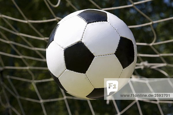 Ein Fußball der ins Netz geht.