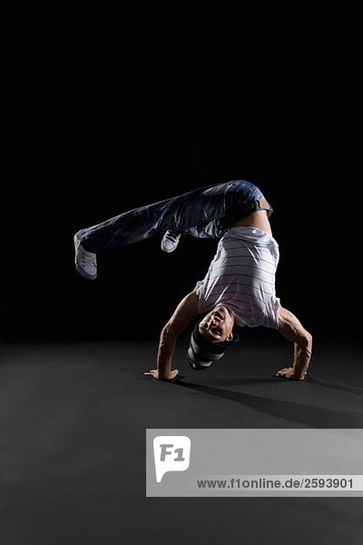 Ein B-Junge macht eine Handstand Freeze Breakdance Bewegung