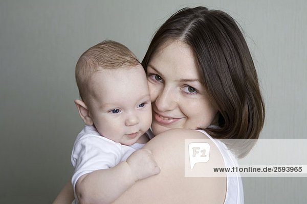 Porträt einer Mutter und eines Babys