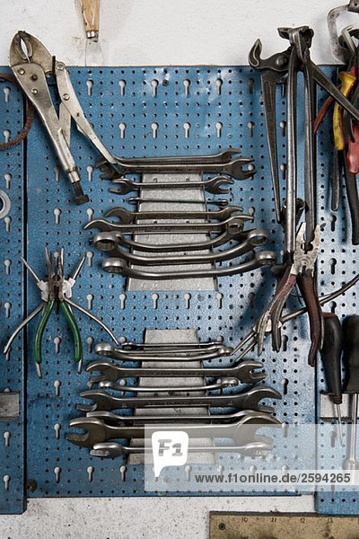 An einer Werkstattwand hängende Werkzeuge