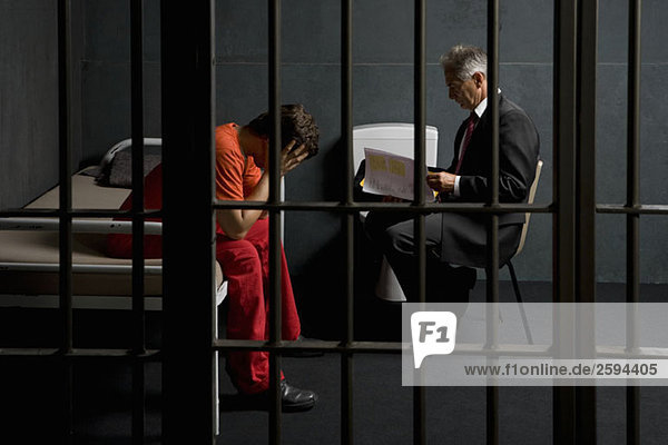 Ein Gefangener in einer Zelle mit einem Anwalt.