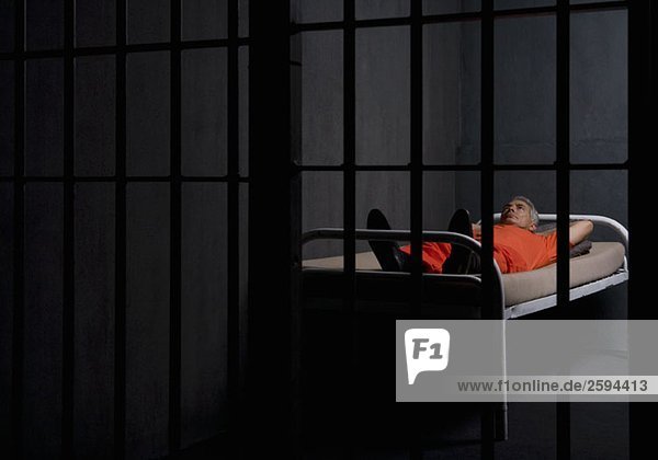 Ein Gefangener in seiner Zelle
