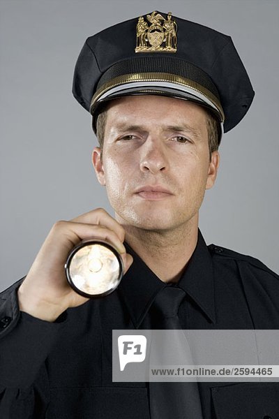 Porträt eines Polizisten mit Taschenlampe