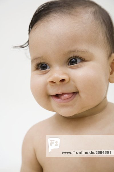 Ein lächelndes Baby  das die Zunge herausstreckt  Porträt