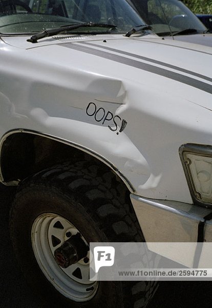 Ein Lastwagen mit einer Beule und dem darauf geschriebenen Wort oops .