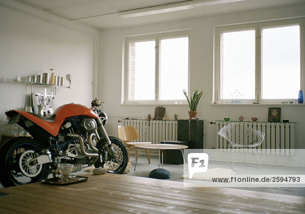 Ein Motorrad in einer Wohnung