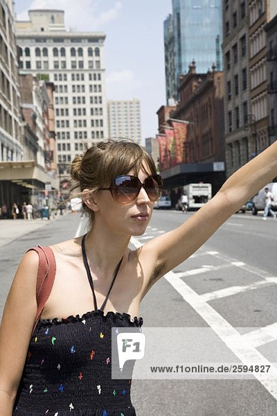 Eine junge Frau  die ein Taxi ruft  Brooklyn  New York