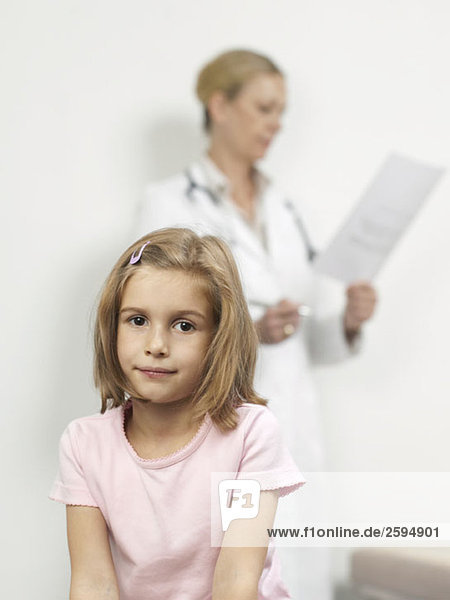 Ein junges Mädchen  das bei der medizinischen Untersuchung nervös aussieht.