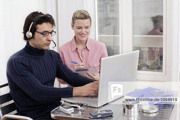 Mann und Frau Blick auf Laptop-computer