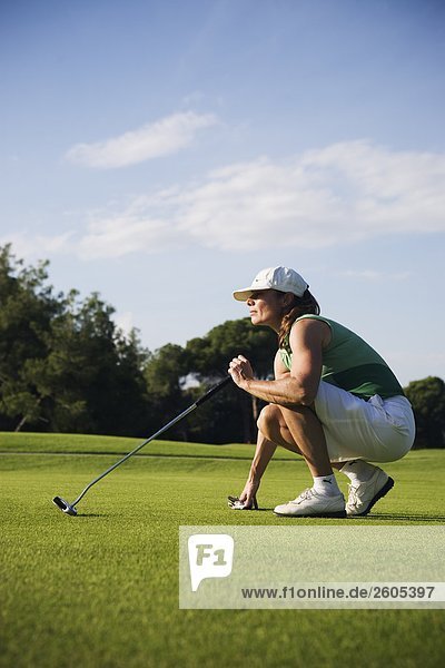 Eine skandinavische Frau spielt Golf Türkei