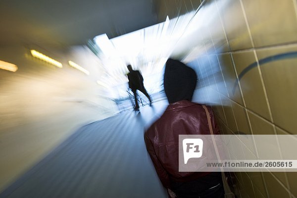 Ein junger Mensch trägt eine Motorhaube zu Fuß Stockholm Schweden