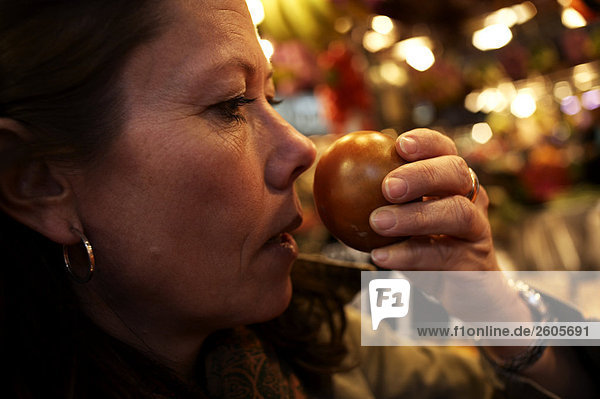 Eine Frau riechen eine Tomate Barcelona Spanien