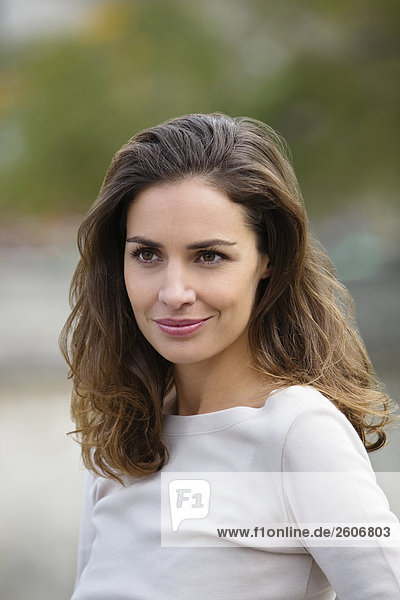 Junge Frau mit langen Haaren Porträt Frau im Fokus Paris Frankreich