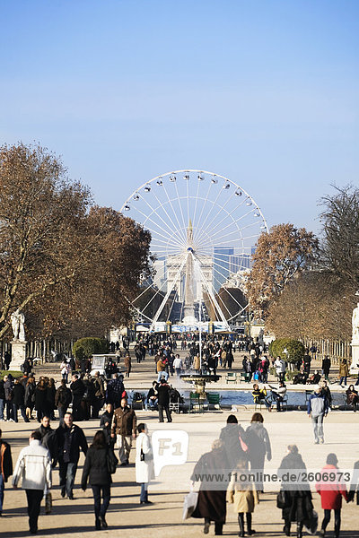 Menschenmenge im Jardin du Tuileries Reisenrad Paris Frankreich