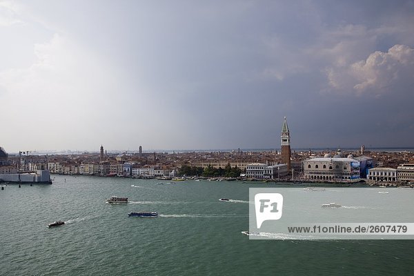 Luftbild der Boote im Fluss  Dogenpalast  Markusplatz  Veneto  Venedig  Italien