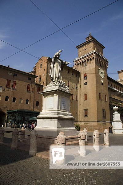Statue vor Palace  Savonarola Denkmal  Castello Estense  Ferrara  Emilia-Romagna  Italien