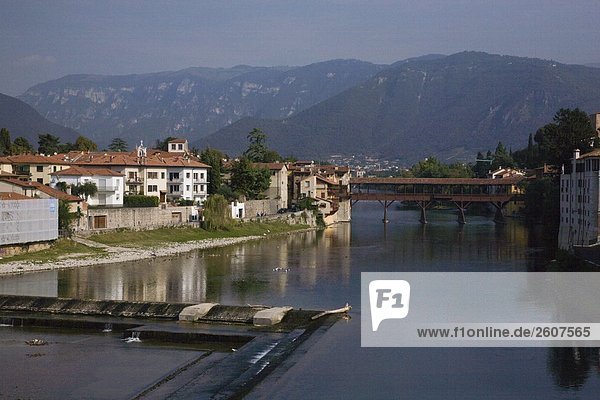 Überdachte Brücke über Fluss  Italien