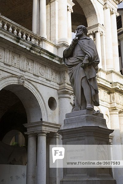 Statue von Andreas Palladio an Palace  Basilica Palladiana  Vicenza  Venetien  Italien