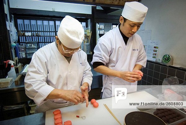 Japan  Kyoto  zwei Master´s Vorbereitung Gebäck Wagashi  Arten von bunten japanische Süßigkeiten