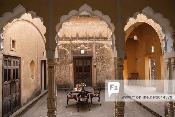 Innenhof  nur außerhalb des Maharani's Suite  im Neemrana Fort Palace in Rajasthan  Indien
