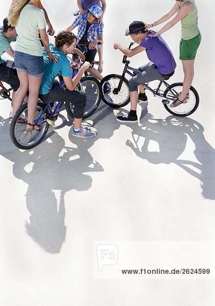 Jugendgruppe auf Fahrrädern