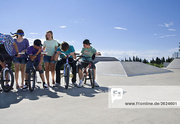 Gruppe von Jugendlichen im Bikepark
